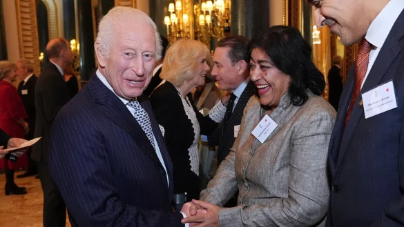 Gurinder Chadha mit König Charles III. im November 2024 bei einem Empfang. - © Aaron Chown/PA Pool via AP/dpa