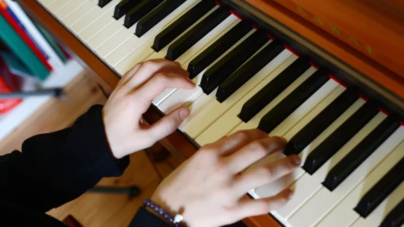 Die Zahl der Hobbymusikerinnen und -musiker in Deutschland hat zugenommen. Das hat eine Studie ergeben. Klavier spielen ist dabei besonders beliebt. - © Jens Kalaene/ZB/dpa