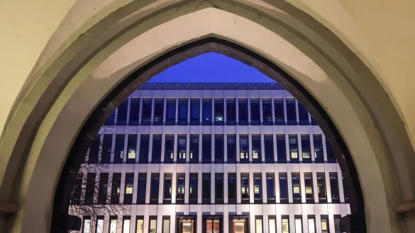 Eine Verkehrskontrolle lief aus dem Ruder. Nun steht ein Polizist wegen Körperverletzung im Amt vor dem Landgericht in Aachen. (Archivfoto) - © Oliver Berg/dpa