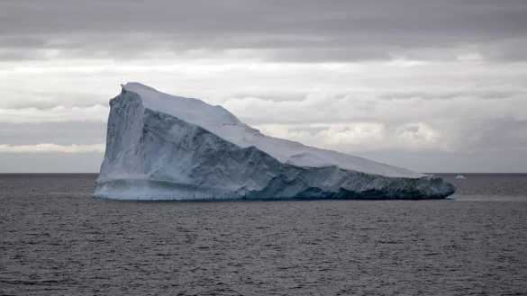 Der Klimawandel trifft die Antarktis besonders hart. (Archivbild) - © Jorge Saenz/AP/dpa
