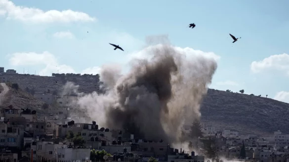 Bei einem israelischen Luftangriff auf die Stadt Dschenin im israelisch besetzten Westjordanland sind mindestens sechs Menschen get&ouml;tet worden. - &copy; Majdi Mohammed/AP/dpa