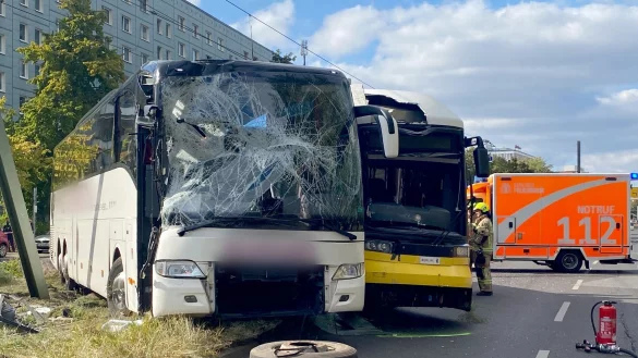 Ein Reisebus und eine Tram sto&szlig;en nahe dem Alexanderplatz zusammen. - &copy; Torsten Holtz/dpa