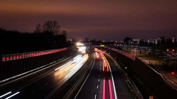 Die Pendlerpauschale ist umstritten, könnte aber unter einer neuen Bundesregierung erhöht werden (Archivbild) - © Christian Charisius/dpa