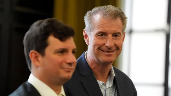 Philip von der Meden (links), Anwalt von Christina Blocks Ex-Mann Stephan Hensel (rechts), thematisiert im Prozess um die Entführung der Kinder den Sorgerechtsstreit. (Archivbild) - © Marcus Brandt/dpa-Pool/dpa