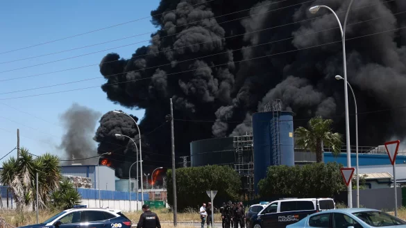 Der Brand brach in einem Industriegebiet s&uuml;d&ouml;stlich der Touristenmetropole Sevilla aus. Der Wind d&uuml;rfte die Rauchwolke jedoch von der Gro&szlig;stadt weg Richtung Osten treiben. - &copy; Rocio Ruz/Europa Press/AP/dpa