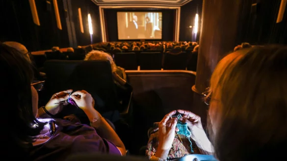 Beim «Strick-Kino» wie hier in Mannheim stricken die Kinobesucher(innen) und genießen nebenher einen Film. - © Christoph Schmidt/dpa