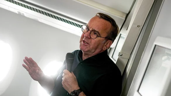 Der Verteidigungsminister auf dem Weg zu seinem ersten Besuch in Washington, seit Donald Trump US-Präsident ist. - © Kay Nietfeld/dpa