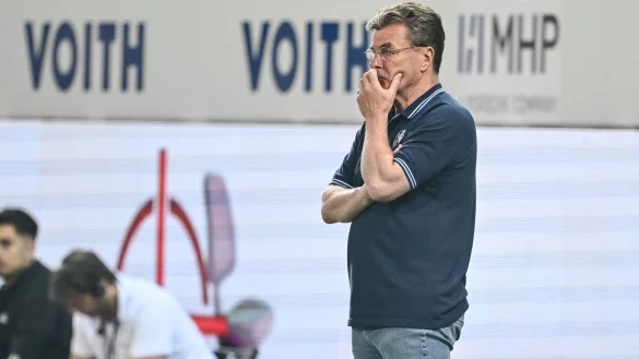 Dieter Hecking bleibt auch im Abstiegsfall. - © Harry Langer/dpa