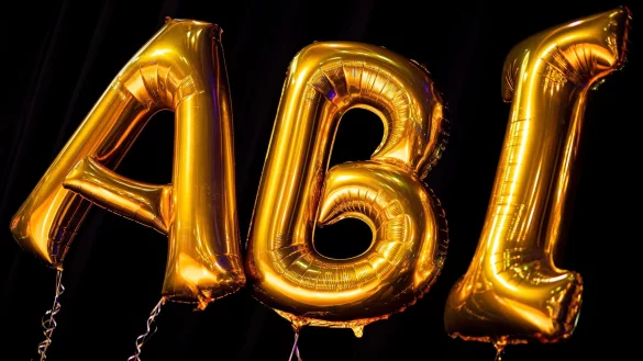 Etwa 10.000 Euro hat ein Abiturjahrgang für die Abschlussfeier gespart - nun ist das Geld weg und die Polizei ermittelt. (Symbolbild) - © Moritz Frankenberg/dpa