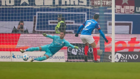 Keine Chance für Bochums Torwart Patrick Drewes: Kiels Steven Skrzybski trifft früh - und wenig später verletzt raus. - © Frank Molter/dpa