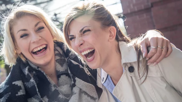 Mal so richtig gemeinsam lachen: Das schafft Zusammenhalt und baut Stress ab. - © Christin Klose/dpa-tmn