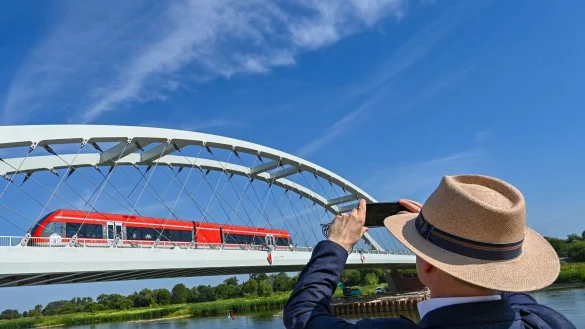 Ein Zug auf der Bahnbr&uuml;cke &uuml;ber den Grenzfluss Oder zwischen dem polnischen Kostrzyn und auf deutscher Seite K&uuml;strin-Kietz. Polen stellt das Fotografieren kritischer Infrastruktur unter Strafe, um sich besser vor Spionage zu sch&uuml;tzen. (Archivbild) - &copy; Patrick Pleul/dpa