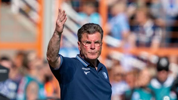 Bochums Trainer Dieter Hecking hätte sich bei der Entscheidung zum Spiel bei Union Berlin mehr Tempo gewünscht. - © David Inderlied/dpa