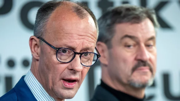 Friedrich Merz und Markus S&ouml;der (rechts) sind bisher nicht unbedingt als Freunde bekannt. (Archivbild) - &copy; Michael Kappeler/dpa