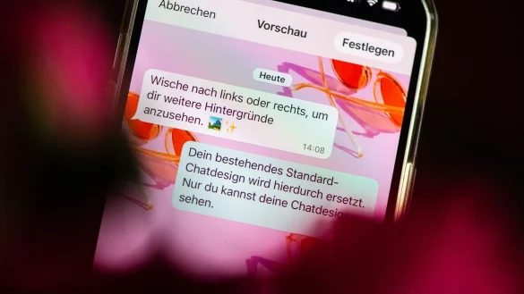 Neuer Look für Chats: Man kann aus 30 neuen Hintergrundoptionen auswählen - oder Hinterbilder individuell bestimmen. - © Franziska Gabbert/dpa-tmn