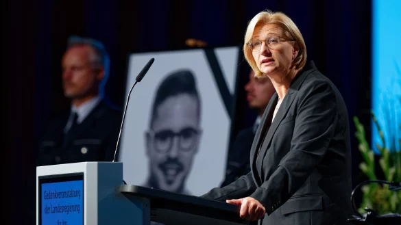 Ministerpräsidentin Anke Rehlinger. Zur Gedenkfeier waren laut Innenministerium rund 1.500 Menschen gekommen. - © Uwe Anspach/dpa