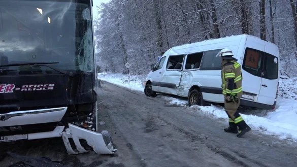 Auf schneeglatter Stra&szlig;e kommt es zwischen einem voll besetzten Linienbus und einem kleinen Schulbus zum Unfall. Mehrere Personen werden leicht verletzt. - &copy; -/Nord-West-Media TV/dpa