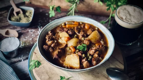 Irish Stew kommt aus dem Herd oder dem Ofen? Nicht unbedingt, das Gericht eignet sich auch für das Wintergrillen. - © Anja Würfl/Die Frau am Grill/dpa-tmn