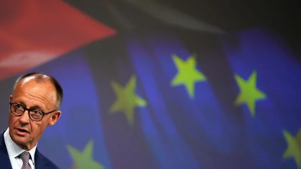 Merz war drei Tage nach Amtsantritt zu Besuch in Brüssel. - © Virginia Mayo/AP/dpa