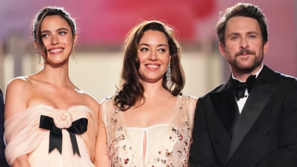 Margaret Qualley (l-r), Aubrey Plaza und Charlie Day bei der Filmpremiere. - &copy; Scott A Garfitt/Invision/AP/dpa