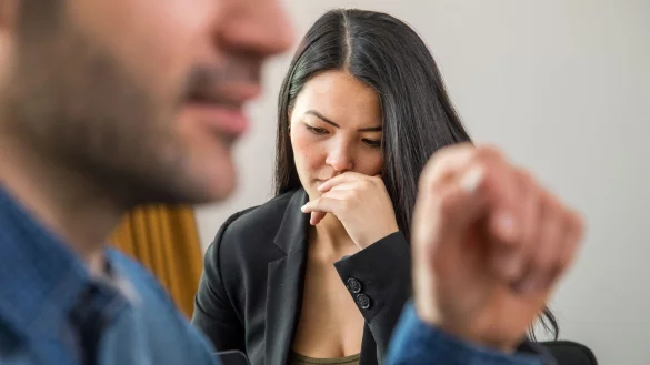 Wer gar keine Lust mehr hat, seine Meinung zu Entscheidungen zu äußern oder sich mitzuteilen, sollte den eigenen Job auf den Prüfstand stellen. - © Christin Klose/dpa-tmn