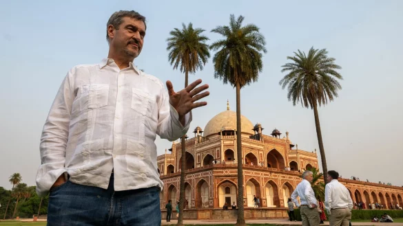Im fernen Indien ist S&ouml;ders Wandel sehr gut erkennbar - nach dem Ende der Koalitionsverhandlungen pr&auml;sentiert sich der CSU-Chef als ein Politiker, der sich seiner neuen Rolle in der Bundesregierung sehr bewusst ist. - &copy; Peter Kneffel/dpa