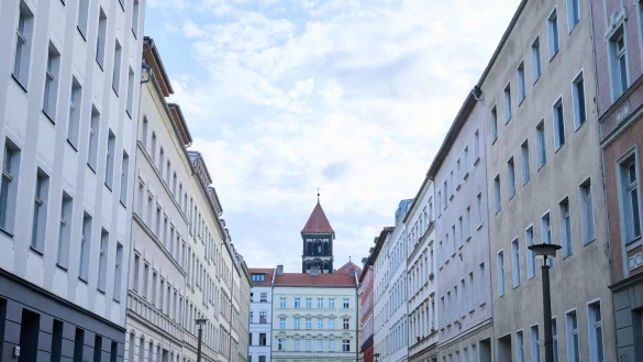 Der Trend hält an: Wohnungen, hier in Berlin, werden teurer. (Archivbild) - © Annette Riedl/dpa