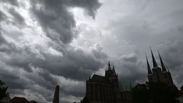 Blick auf den Erfurter Domplatz. Nach einem Montag mit starken Unwettern bleibt es am Dienstag wolkig, dafür wird es etwas milder. - © Martin Schutt/dpa