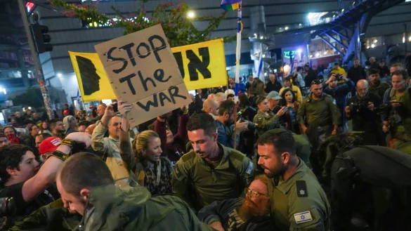 Tausende haben in Israel für einen Geisel-Deal demonstriert. - © Ariel Schalit/AP/dpa