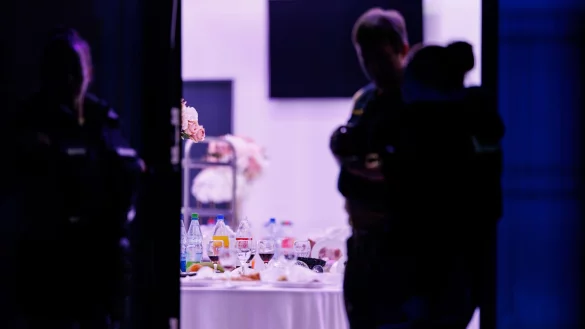 Polizisten stehen vor der Eventlocation in Fürth. - © ---/dpa