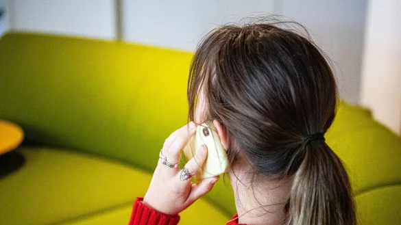 Was, die Telekom oder DHL rufen an und wollen SMS-Codes vorgelesen bekommen? Dann legen Sie besser schnell auf. Sonst droht Konten-Klau. - © Bernd Diekjobst/dpa-tmn