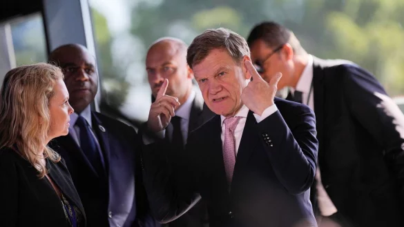 Außenminister Wadephul hat nicht nur die Opposition überrascht. - © Khalil Hamra/AP/dpa