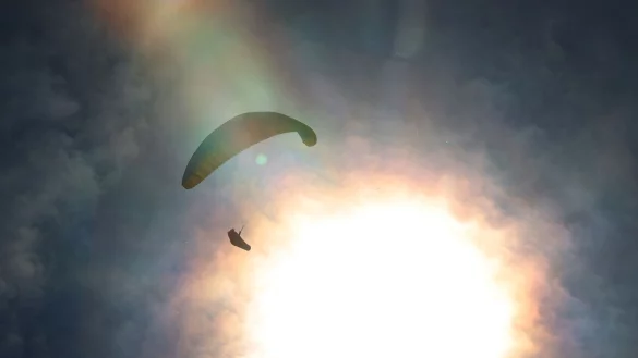 Ein Gleitschirmflieger in China geriet ungewollt in eisige Höhen. (Symbolbild) - © Karl-Josef Hildenbrand/dpa