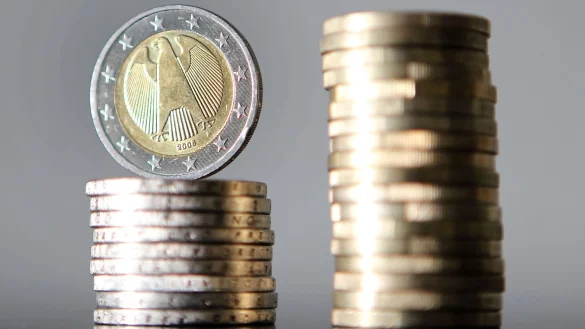 In der Altersgruppe 50 bis 59 Jahre ist in NRW die Lohnlücke zwischen Männern und Frauen am größten. (Symbolbild) - © Oliver Berg/dpa