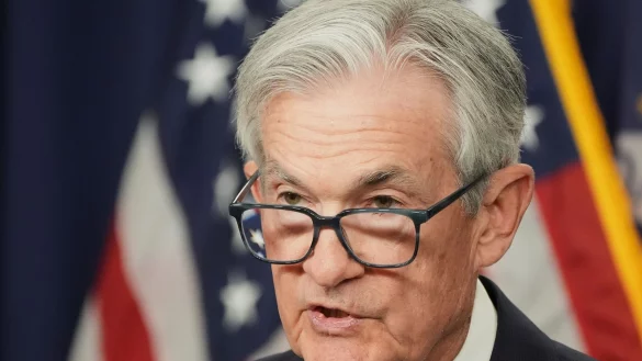 Fed-Chef Powell warnt vor den Auswirkungen hoher Zölle. - © Jacquelyn Martin/AP/dpa