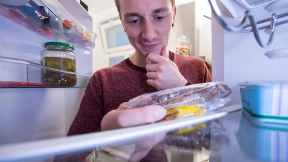 Um keine Vorr&auml;te anzulegen, die man als Single nicht mehr rechtzeitig aufbrauchen kann, empfiehlt es sich, vor dem Einkauf zu checken, was noch da ist. - &copy; Christin Klose/dpa-tmn/dpa