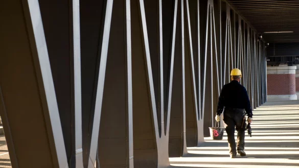 Auch wenn ein Arbeitszeitkonto flexiblere Einsatzzeiten möglich macht: Gesetze zum Schutz von Beschäftigten dürfen nicht übergangen werden. - © Jens Schierenbeck/dpa-tmn