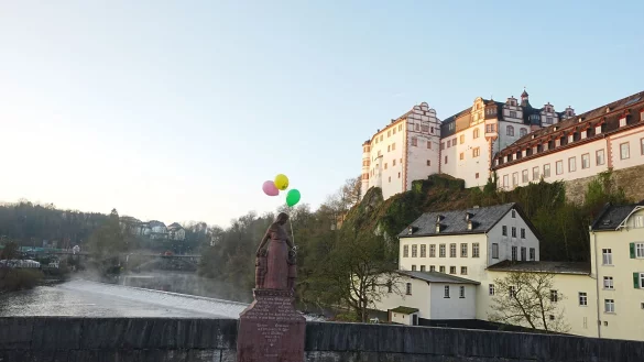 Ab vielen Orten der Stadt bewegen sich bunte Luftballons im Wind. Es wird gehofft, den sehr schreckhaften Jungen durch die bunten Reize aus einem möglichen Versteck locken zu können. - © Thomas Frey/dpa