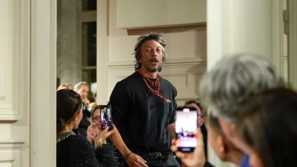 Pierpaolo Piccioli (56) war über zwei Jahrzehnte bei Valentino tätig. (Archivbild) - © Thibault Camus/AP/dpa