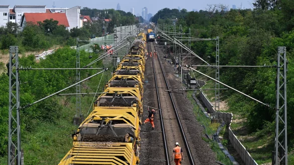 Die Generalsaneriung wichtiger Korridore startete im vergangenen Jahr auf der Riedbahn zwischen Frankfurt und Mannheim. (Archivbild) - © Arne Dedert/dpa