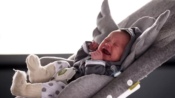 Schreit ein Baby oft und lange, ist das emotional oft sehr belastend. (Archivbild) - © Oliver Berg/dpa