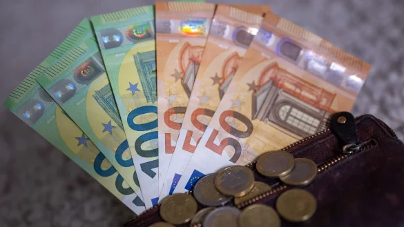 In vielen Ländern spielen Schein und Münze eine untergeordnete Rolle (Symbolbild) - © Monika Skolimowska/dpa