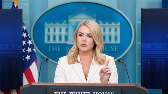 Pressesprecherin Karoline Leavitt erklärte dem Bericht zufolge, dass es ein politischer Grundsatz sei, dass das Weiße Haus Reportern nicht antworte, die Pronomen in ihren Signaturen hätten. - © Alex Brandon/AP/dpa