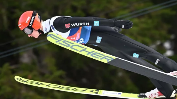 Karl Geiger beim Teamspringen. - &copy; Hendrik Schmidt/dpa