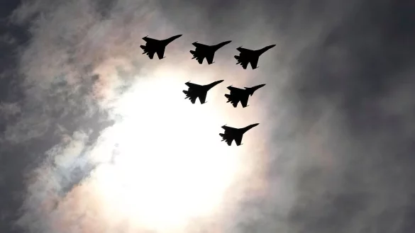 Polen meldet russische Kampfjets &uuml;ber einer &Ouml;lplattform in der Ostsee. (Archivbild) - &copy; Dmitri Lovetsky/AP/dpa