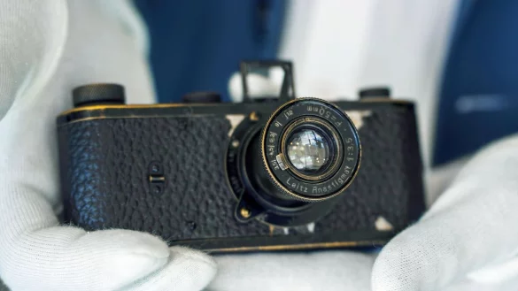Ein über 100 Jahre alter Prototyp einer Leica-Kleinbildkamera ist bei einer Auktion für 7,2 Millionen Euro versteigert worden. - © Andreas Arnold/dpa