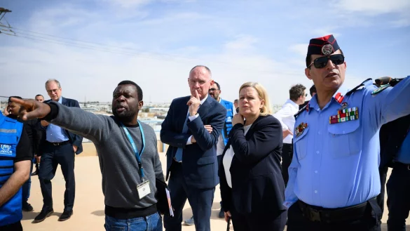 Bundesinnenministerin Nancy Faeser (SPD) und ihr österreichischer Amtskollege, Gerhard Karner, entschieden sich nach der Absage ihrer Reise nach Syrien, in Jordanien das Flüchtlingslager Saatari zu besuchen. - © Bernd von Jutrczenka/dpa
