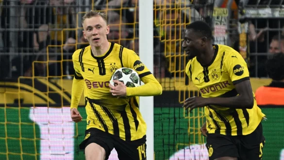 Wechsel kein Thema: Maximilian Beier (l) soll in Dortmund bleiben. - &copy; Federico Gambarini/dpa