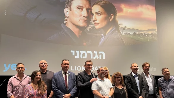 Oliver Masucci (5.v.l.) lernte f&uuml;r die Serie Hebr&auml;isch. - &copy; Sara Lemel/dpa