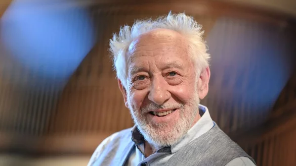 Dieter Hallervorden wird 90 und feiert seinen runden Geburtstag auf der Bühne. - © Jens Kalaene/dpa